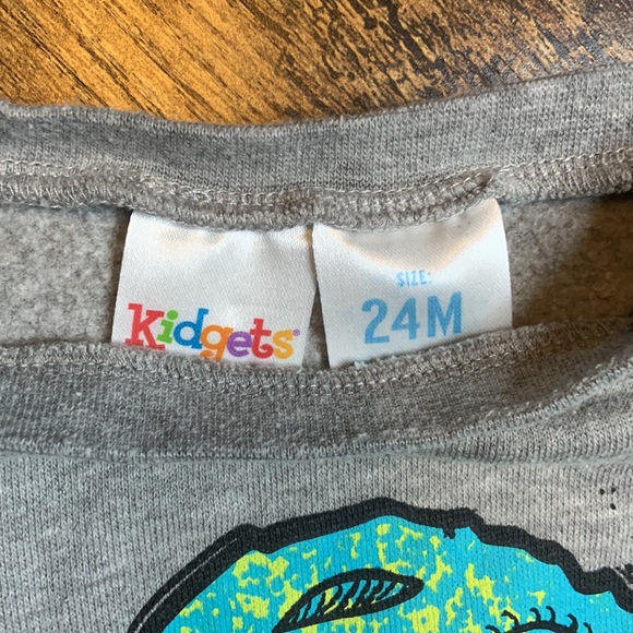 ‘CARTERS’ ONESIE + ‘KIDGETS’ CREWNECK!! - Picture 5 of 9